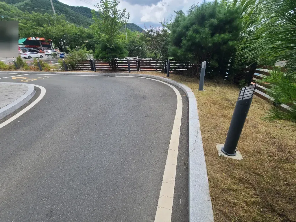 작업 후 사진 1 - 화단 가장자리가 짧고 깔끔하게 정리된 모습