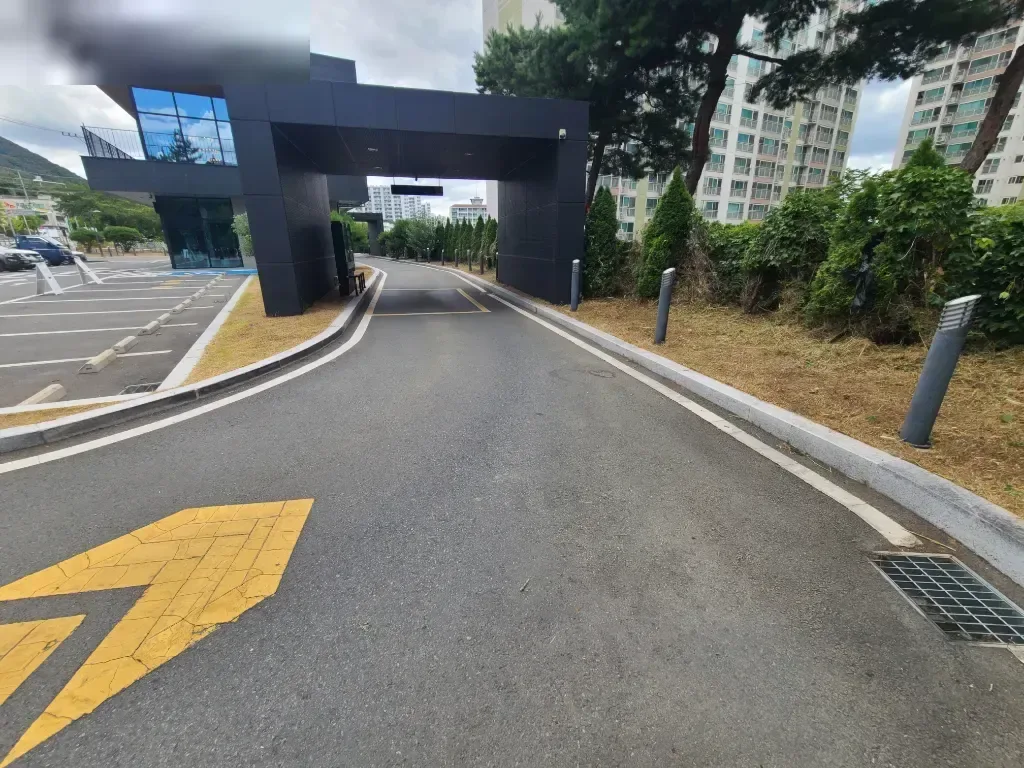 작업 후 사진 5 - 출입구 주변 도로와 조경 경계가 깔끔한 모습