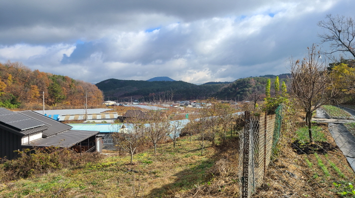 경산시 남산면 조곡리 토지매매. 730.8평. 농막+하우스+텃밭 있음. 매물 사진 2