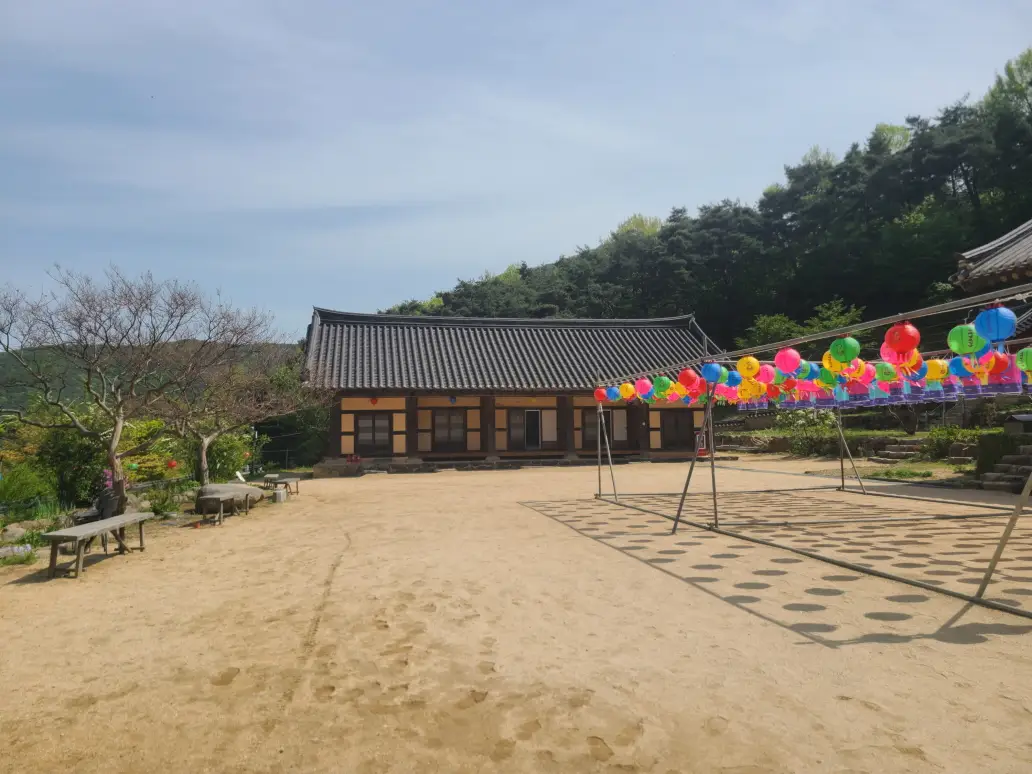 국보 제 14호가 있는 영천시 청통면 거조사. 고려시대 목조 건축물. 작업 사진 5