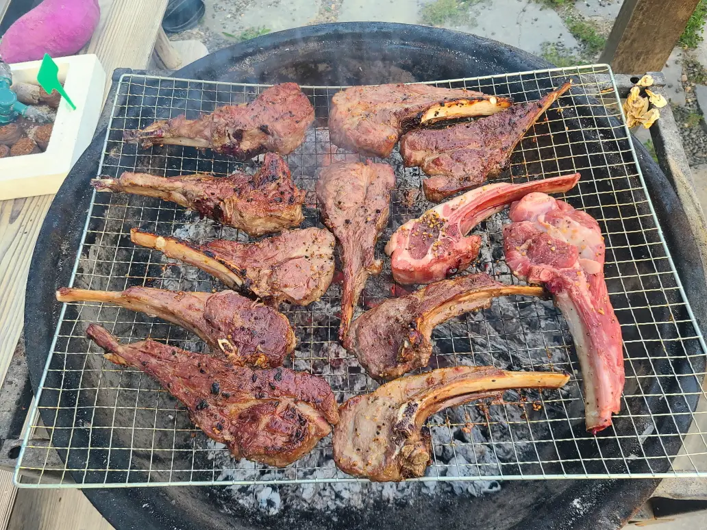 전원주택의 장점. 직접 구워먹는 양갈비 구이. 작업 사진 3