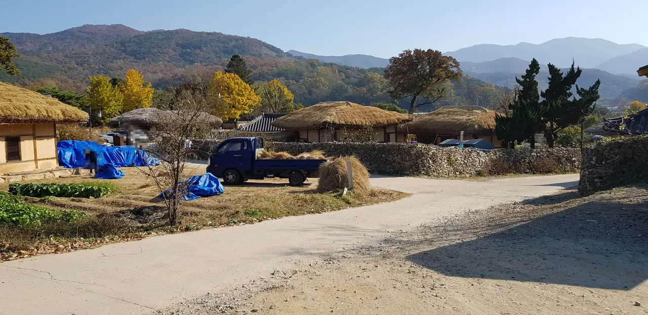 (5점) 충남 아산.  한옥 민박이 가능한 민속마을인 '외암마을'의 여름과 가을. 작업 사진 2