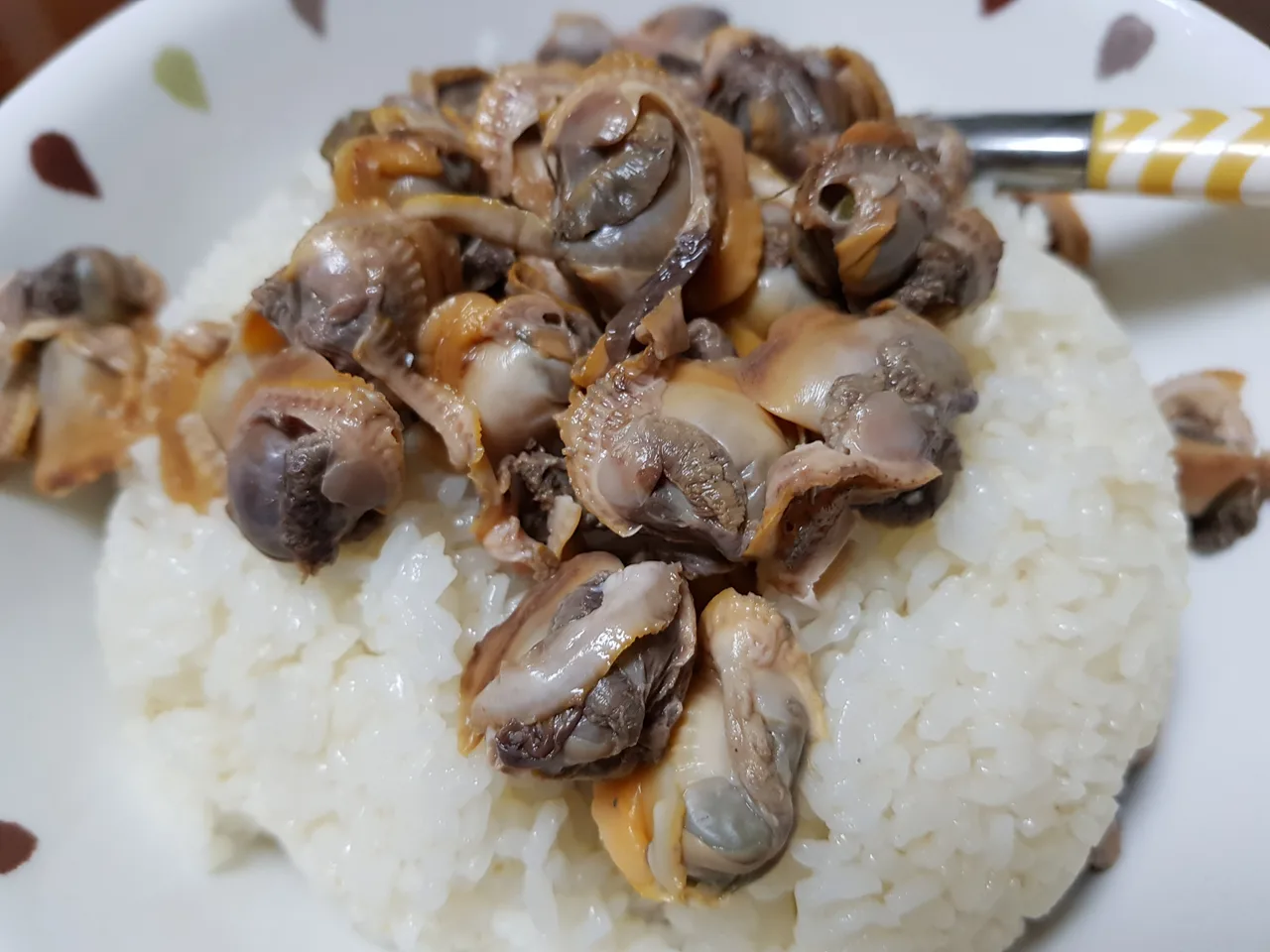 집에서 맛있게 먹는 백종원표 부추양념장으로 만든 꼬막 비빔밥과 삶은 양배추 작업 사진 3