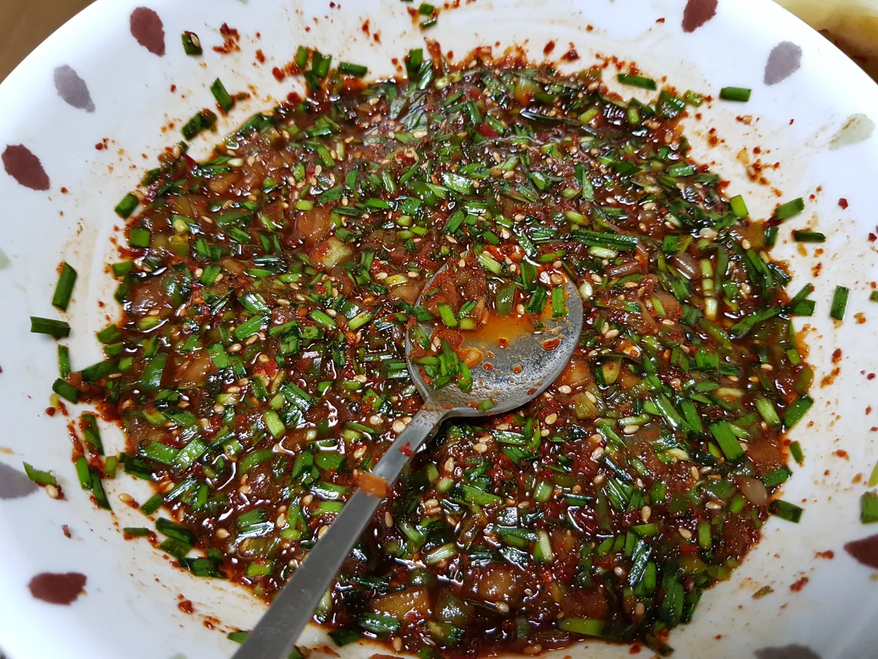 집에서 맛있게 먹는 백종원표 부추양념장으로 만든 꼬막 비빔밥과 삶은 양배추 작업 사진 2