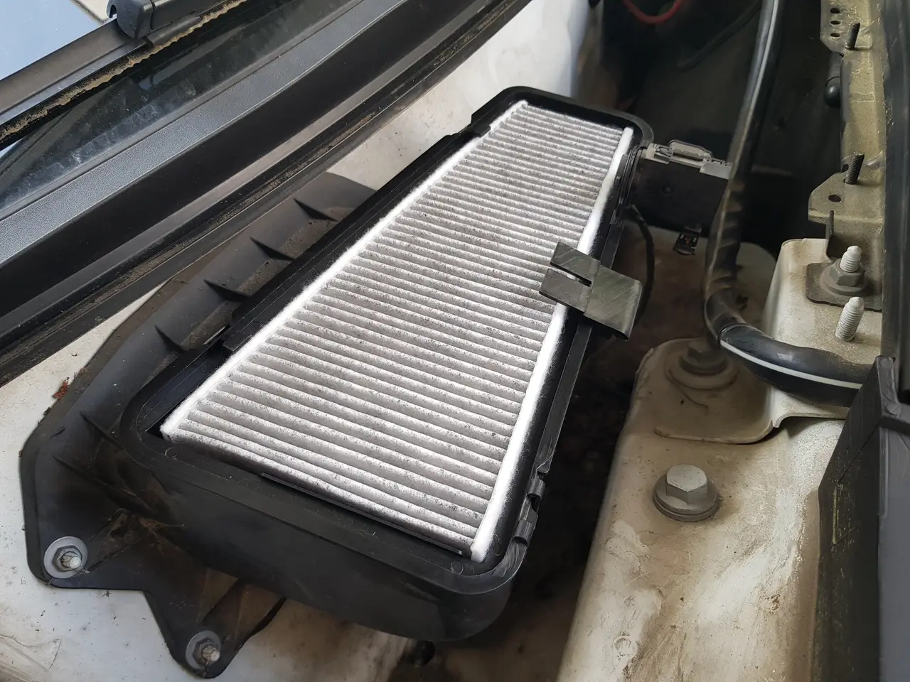 아우디 뉴 A4 에어컨(캐빈)필터/외부필터 교체(내기/외기 필터) 작업 사진 14