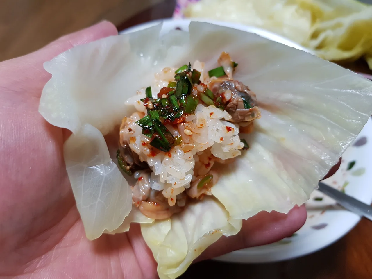 집에서 맛있게 먹는 백종원표 부추양념장으로 만든 꼬막 비빔밥과 삶은 양배추 작업 사진 4