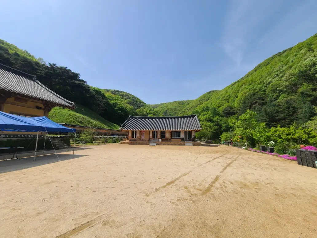 국보 제 14호가 있는 영천시 청통면 거조사. 고려시대 목조 건축물. 작업 사진 6