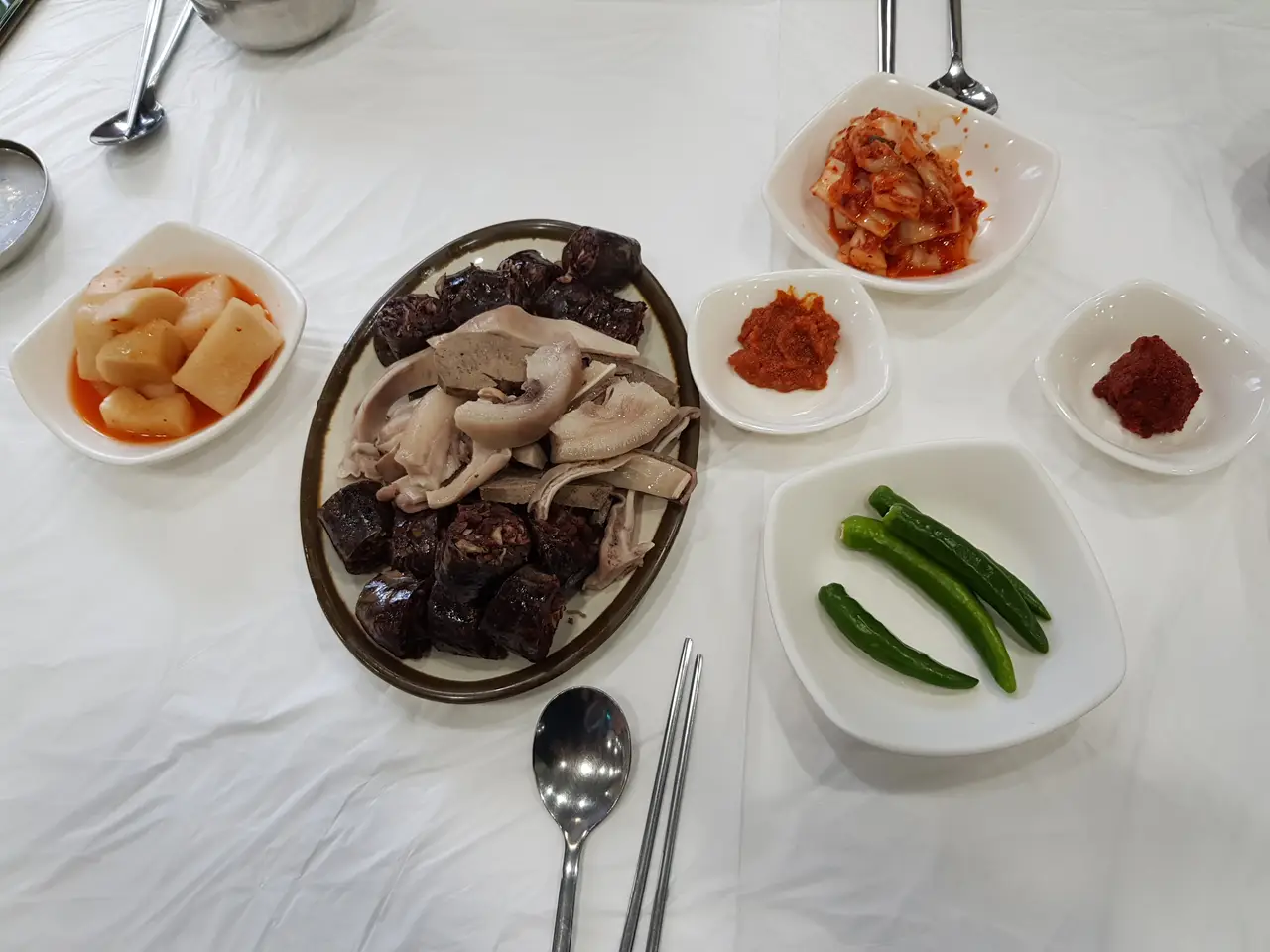 (3점) 충북 단양군 단양구경시장 내 백종원의 3대천왕에 나온 '충청도 순대' 작업 사진 4