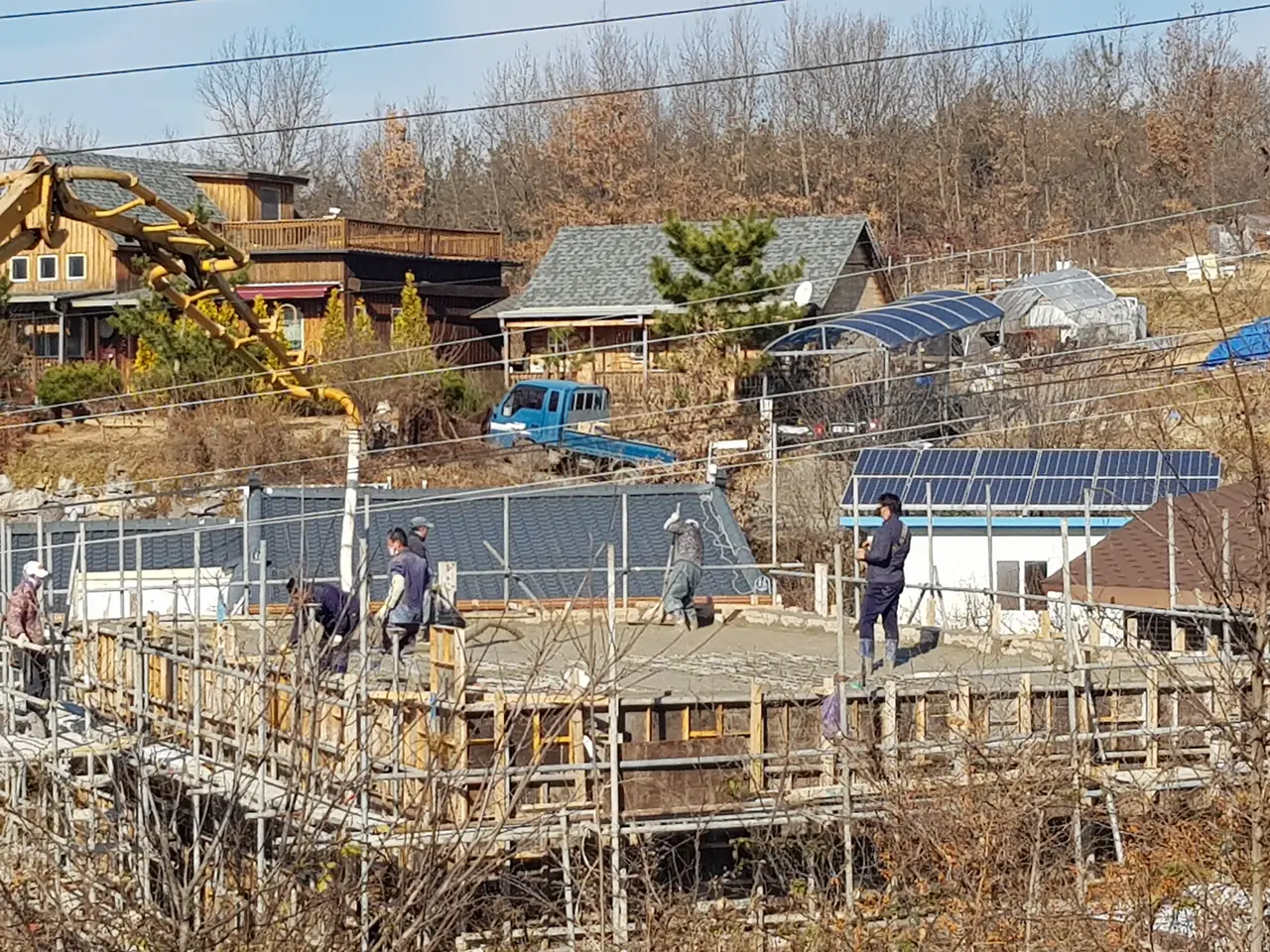 농촌에서 주택 짓기. 농촌주택개량사업. #17. 벽체 및 지붕 콘크리트 타설, 지붕 기계 미장. 작업 사진 2