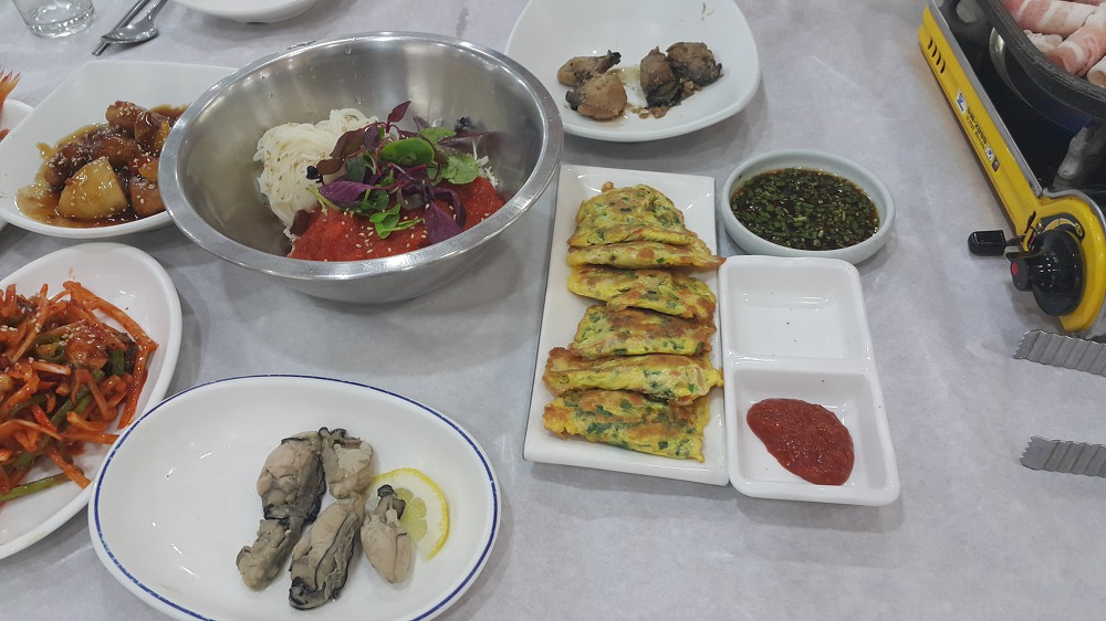 <통영 한마음식당> 둘이서 배터지게 먹을 수 있는 굴요리 작업 사진 5