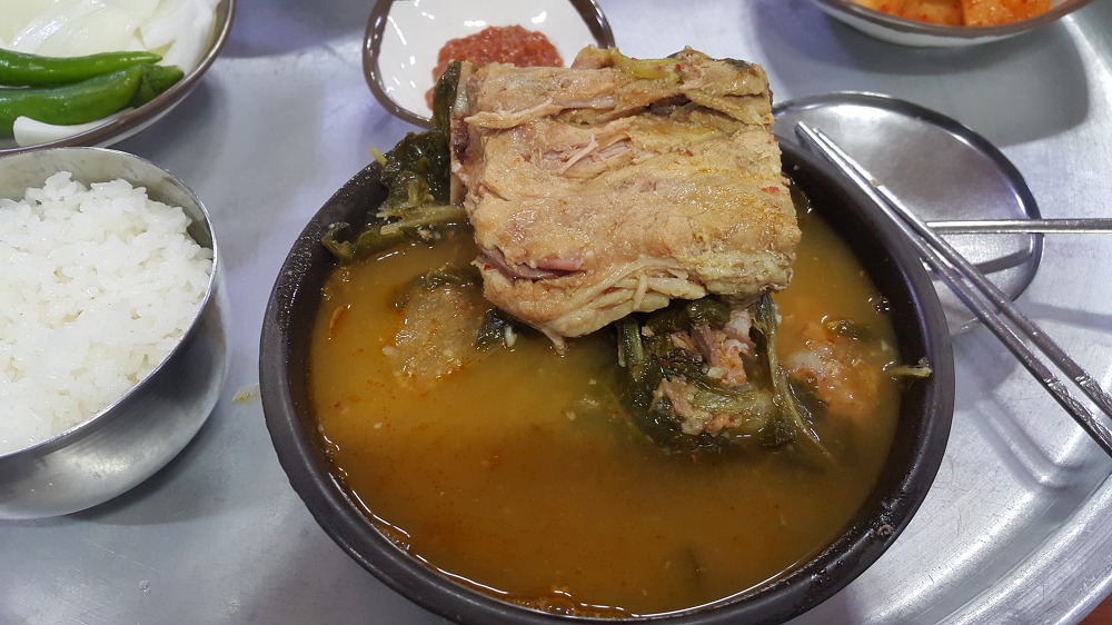 <대구 달성 논공 \"홍천뚝배기 본점\"> 깔끔한 맛의 뼈다귀 해장국 작업 사진 4