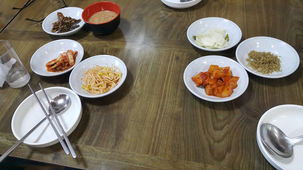 <청도 콩이랑비지랑> 새콤한 맛에 침이 질질 나오는 두부묵은지전골 작업 사진 3