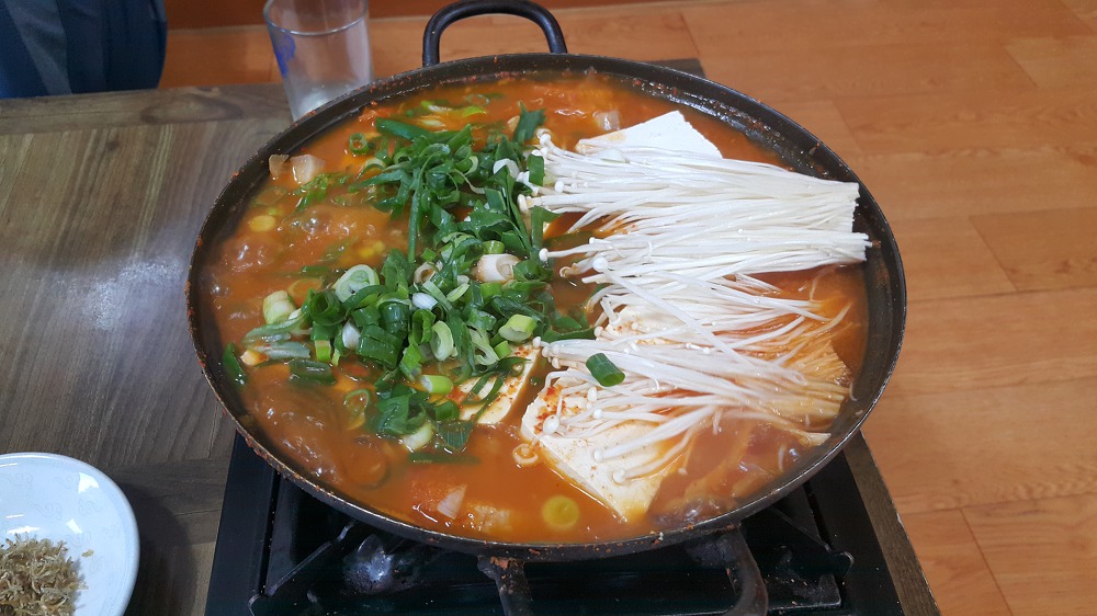 <청도 콩이랑비지랑> 새콤한 맛에 침이 질질 나오는 두부묵은지전골 작업 사진 4