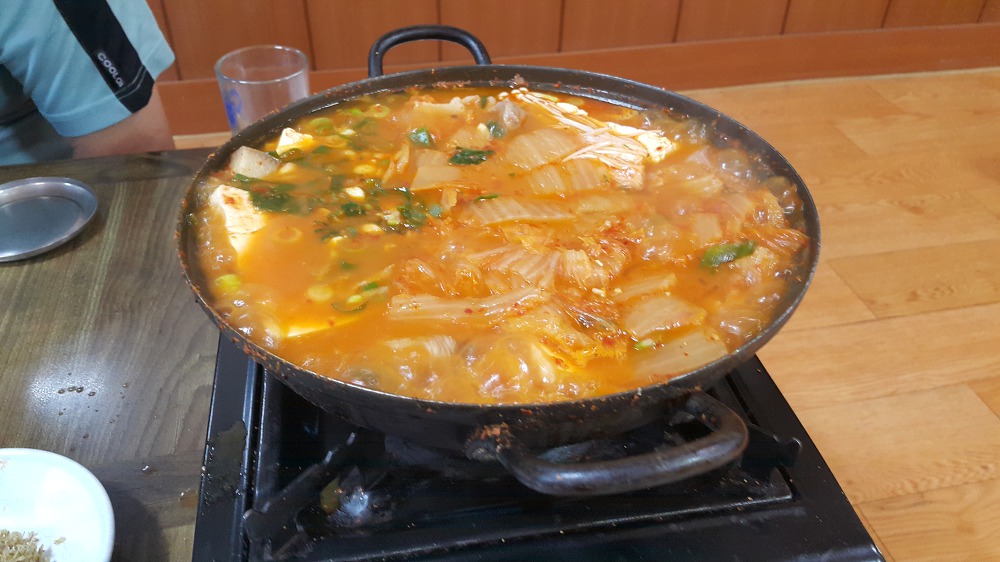 <청도 콩이랑비지랑> 새콤한 맛에 침이 질질 나오는 두부묵은지전골 작업 사진 5