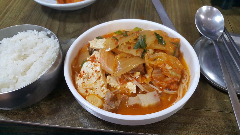 <청도 콩이랑비지랑> 새콤한 맛에 침이 질질 나오는 두부묵은지전골 작업 사진 6