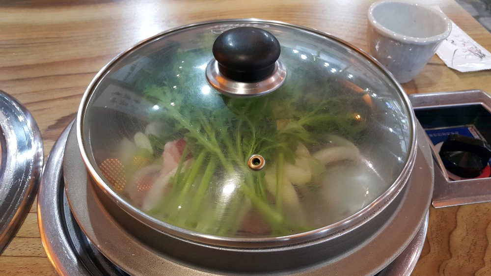 <대구 수성구 범어동 \"박창우의 막구이돼지찌개\"> 매운 마늘 맛이 올라오는 돼지찌개 작업 사진 3