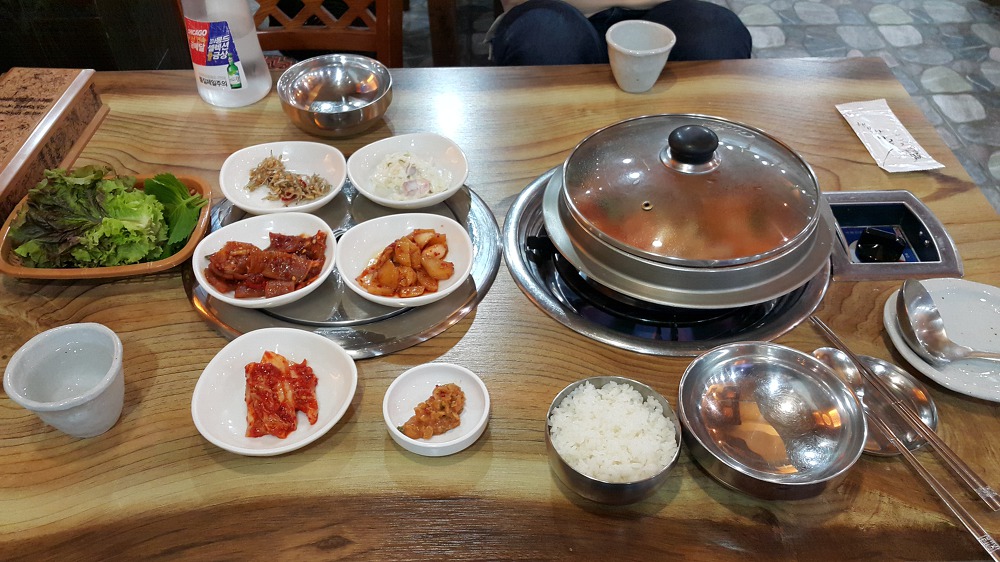 <대구 수성구 범어동 \"박창우의 막구이돼지찌개\"> 매운 마늘 맛이 올라오는 돼지찌개 작업 사진 4