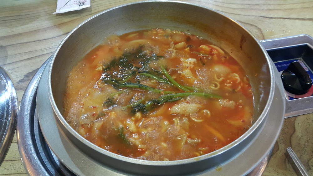 <대구 수성구 범어동 \"박창우의 막구이돼지찌개\"> 매운 마늘 맛이 올라오는 돼지찌개 작업 사진 6