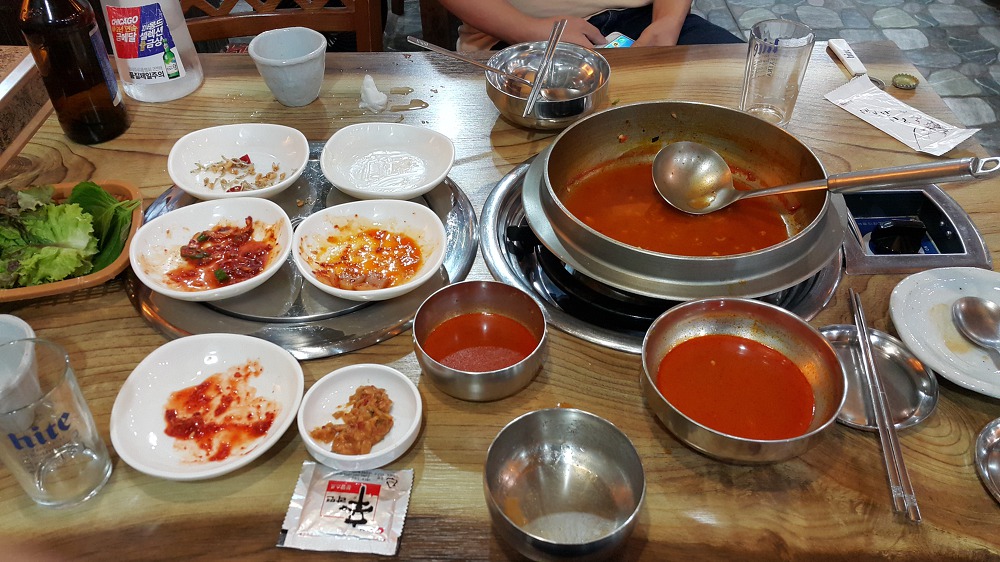 <대구 수성구 범어동 \"박창우의 막구이돼지찌개\"> 매운 마늘 맛이 올라오는 돼지찌개 작업 사진 7
