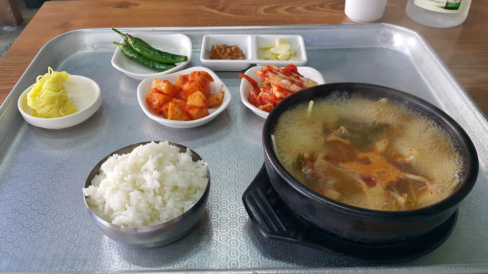 <대구 수성구 황금동 \"황금돼지국밥\"> 돼지국밥 고기가 진짜 부드럽네요. 작업 사진 3