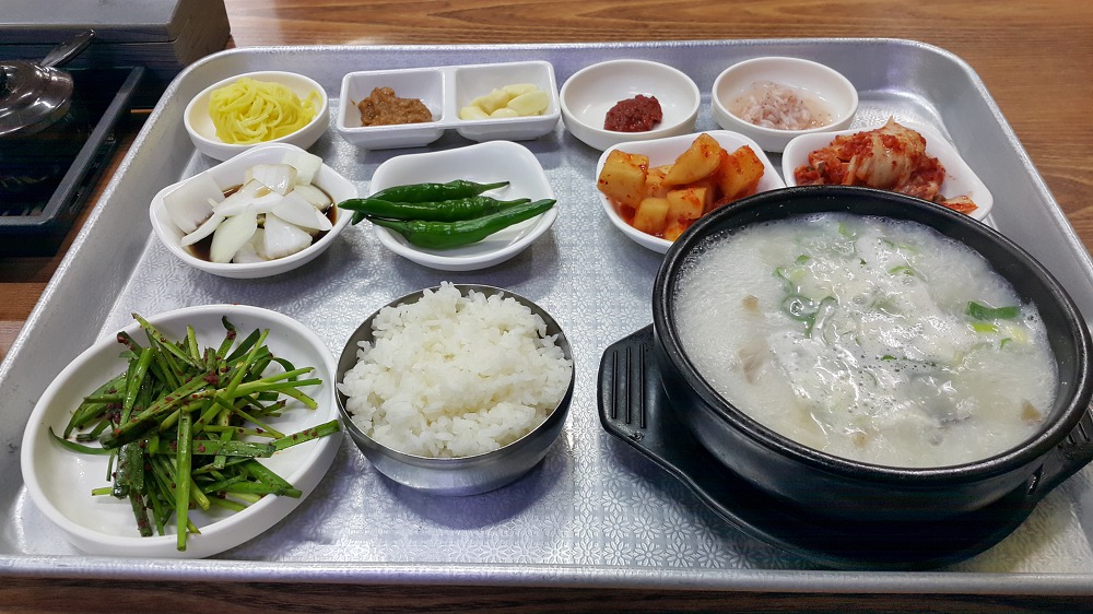 <대구 수성구 황금동 \"황금돼지국밥\"> 돼지국밥 고기가 진짜 부드럽네요. 작업 사진 4