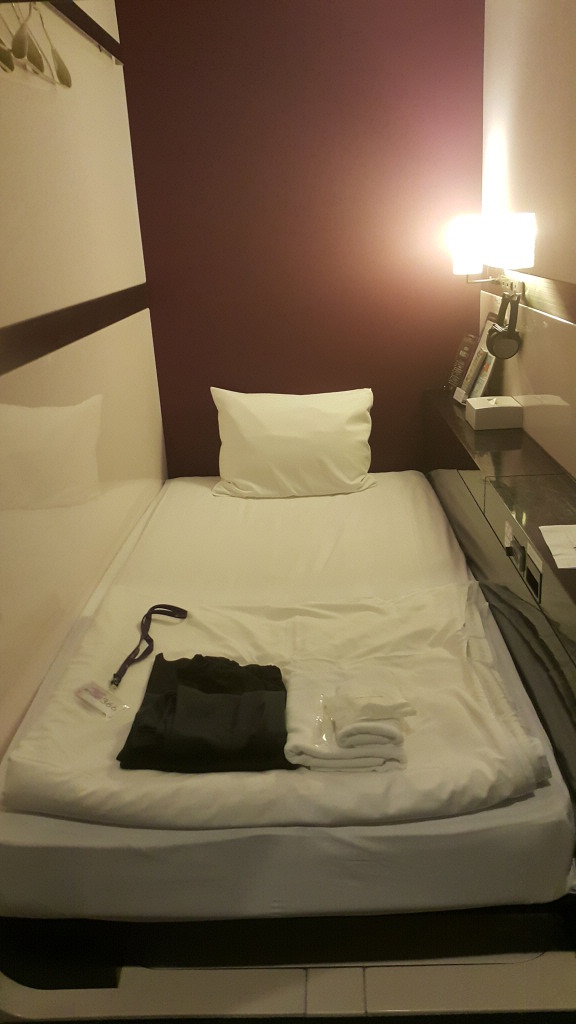 <일본 교토 \"First Cabin Kyoto-Karasuma\"> 교토 가성비 좋은 캡슐형 숙소 작업 사진 4