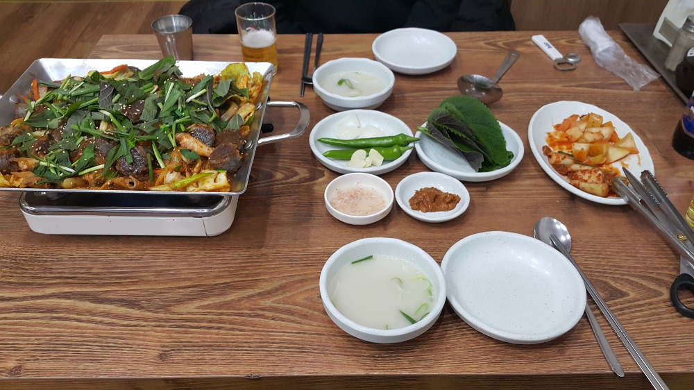 <대구 남구 대명동 \"만보미장터순대국밥\"> 순대철판볶음 살짝 매콤하니 맛있습니다. 작업 사진 3