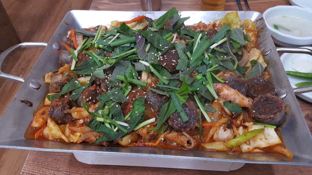 <대구 남구 대명동 \"만보미장터순대국밥\"> 순대철판볶음 살짝 매콤하니 맛있습니다. 작업 사진 4