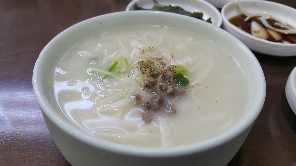 <대구 수성구 황금동 \"안동국시 본점\"> 구수하고 깔끔 국물 맛에 칼국수 같은 면발과 식감 좋은 녹두빈대떡 작업 사진 6