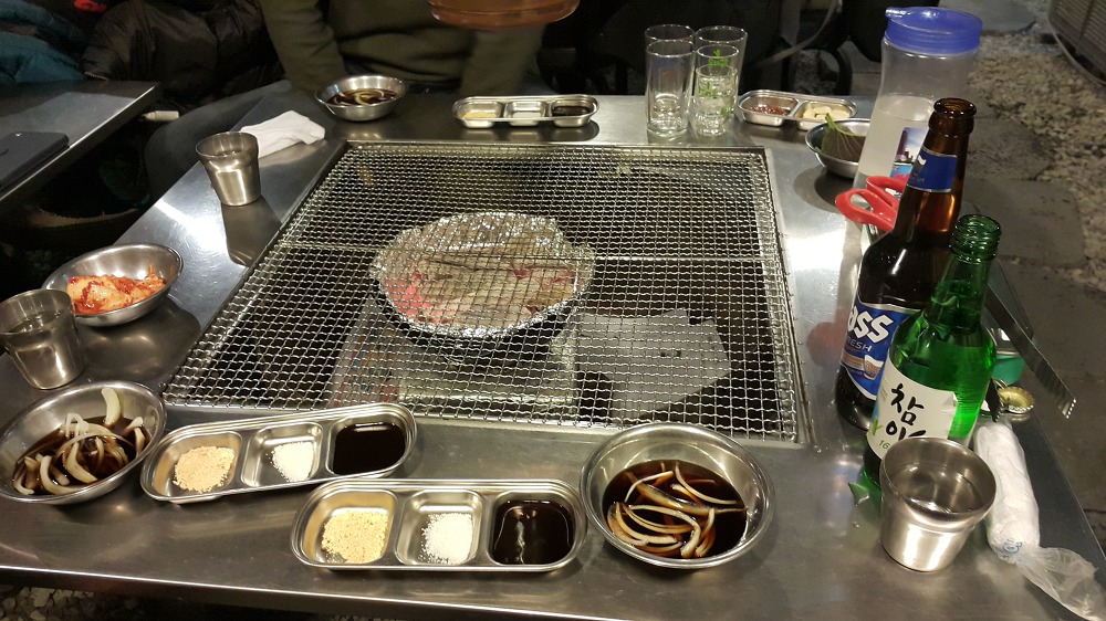 <대구 중구 중앙로 \"녹슨드럼통\"> 초벌로 구워져 나온 돼지고기와 라면을 같이 먹으면 맛납니다. 작업 사진 3