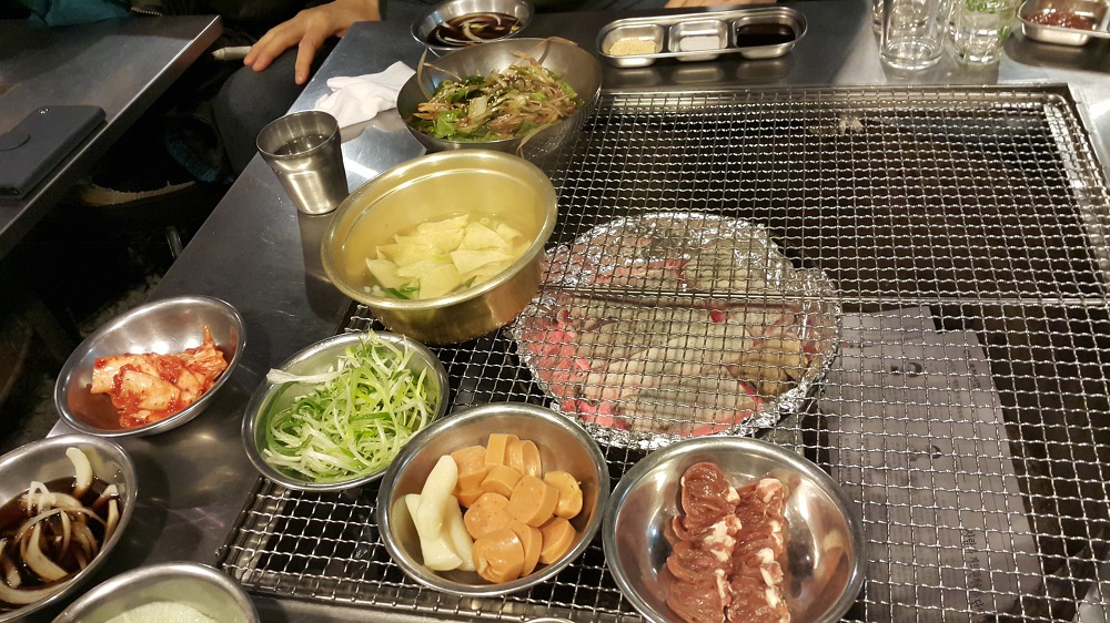 <대구 중구 중앙로 \"녹슨드럼통\"> 초벌로 구워져 나온 돼지고기와 라면을 같이 먹으면 맛납니다. 작업 사진 4