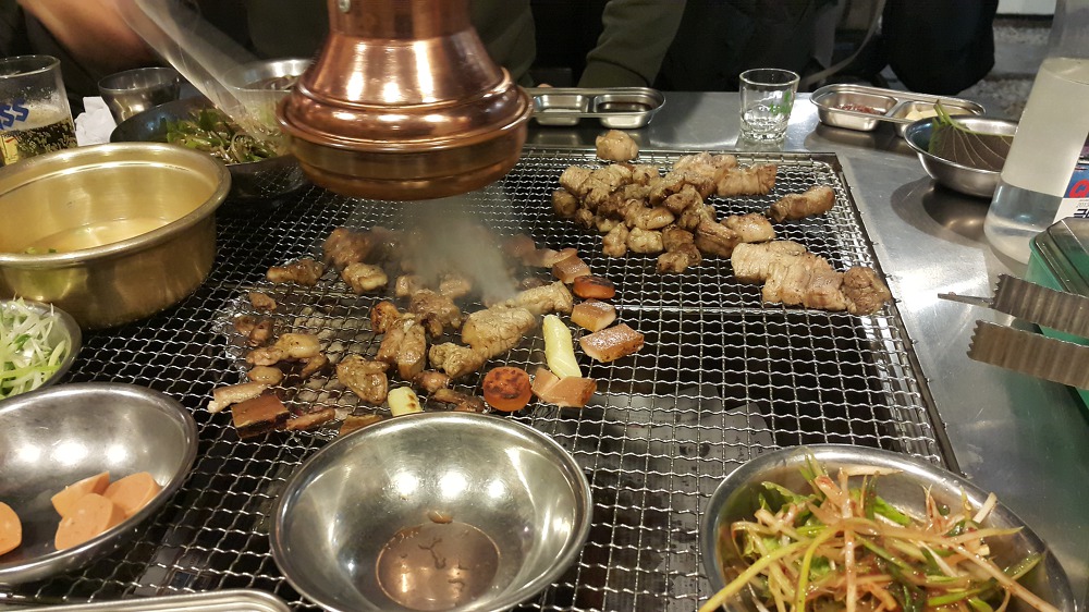 <대구 중구 중앙로 \"녹슨드럼통\"> 초벌로 구워져 나온 돼지고기와 라면을 같이 먹으면 맛납니다. 작업 사진 6