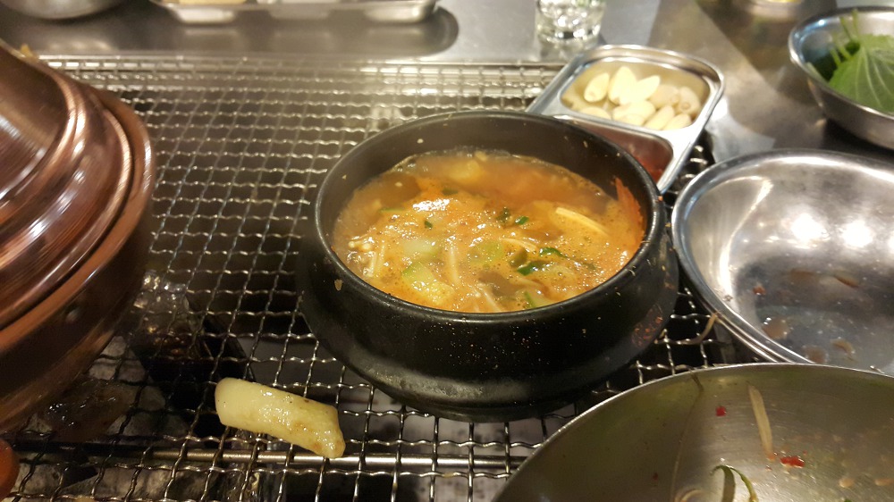 <대구 중구 중앙로 \"녹슨드럼통\"> 초벌로 구워져 나온 돼지고기와 라면을 같이 먹으면 맛납니다. 작업 사진 7