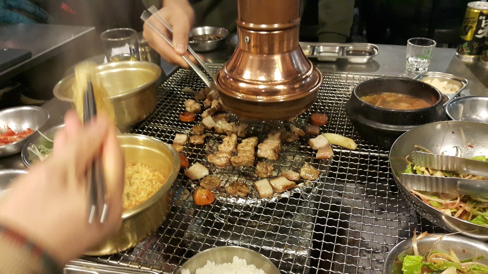 <대구 중구 중앙로 \"녹슨드럼통\"> 초벌로 구워져 나온 돼지고기와 라면을 같이 먹으면 맛납니다. 작업 사진 9