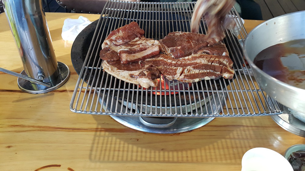 <대구 수성구 들안길 \"서민갈비\"> 구워주는 돼지갈비를 맛있게 먹을 수 있는 들안길 맛집 작업 사진 6
