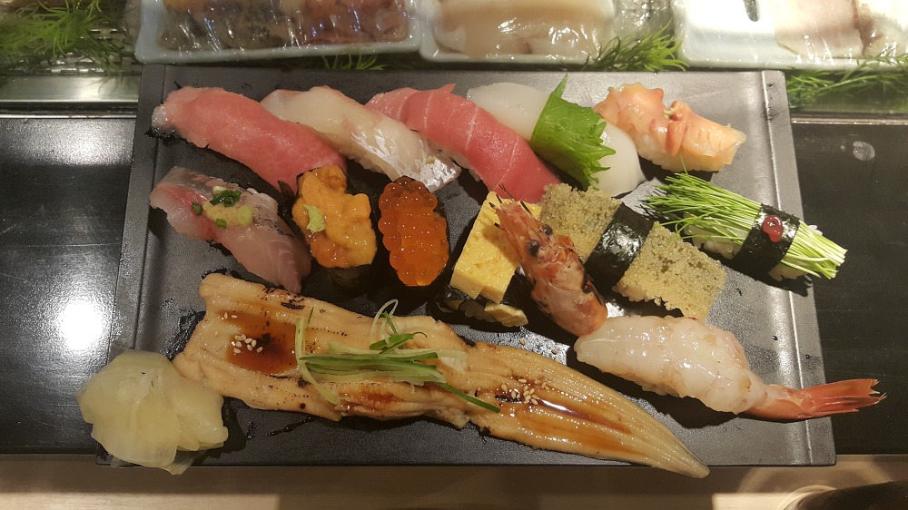 <도쿄 쓰키지시장 \"스시잔마이 본점\"> 신선한 초밥을 맛볼 수 있는 초밥집 작업 사진 11