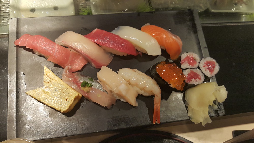 <도쿄 쓰키지시장 \"스시잔마이 본점\"> 신선한 초밥을 맛볼 수 있는 초밥집 작업 사진 12