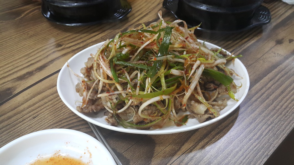 <경산 진량 대구대학교 밥집 \"고인돌엄마의밥상\"> 파채 올라간 석쇠불고기 맛있네요. 작업 사진 8