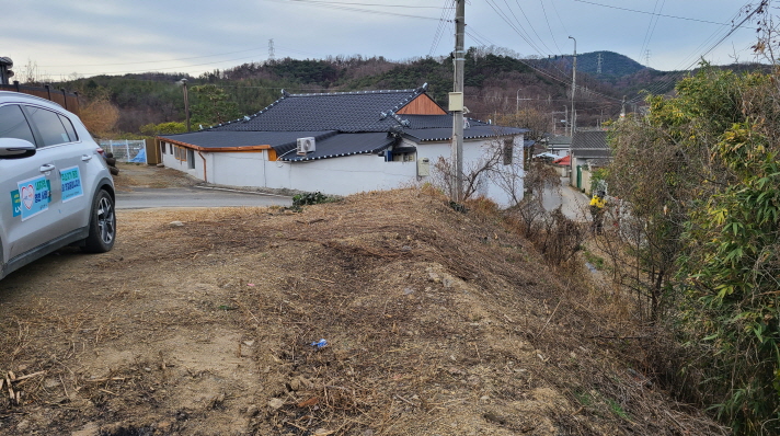 12월 1일. 집 앞 땅 측량. 작년에 비해 측량비용 인상됨ㅜㅜ 작업 사진 5