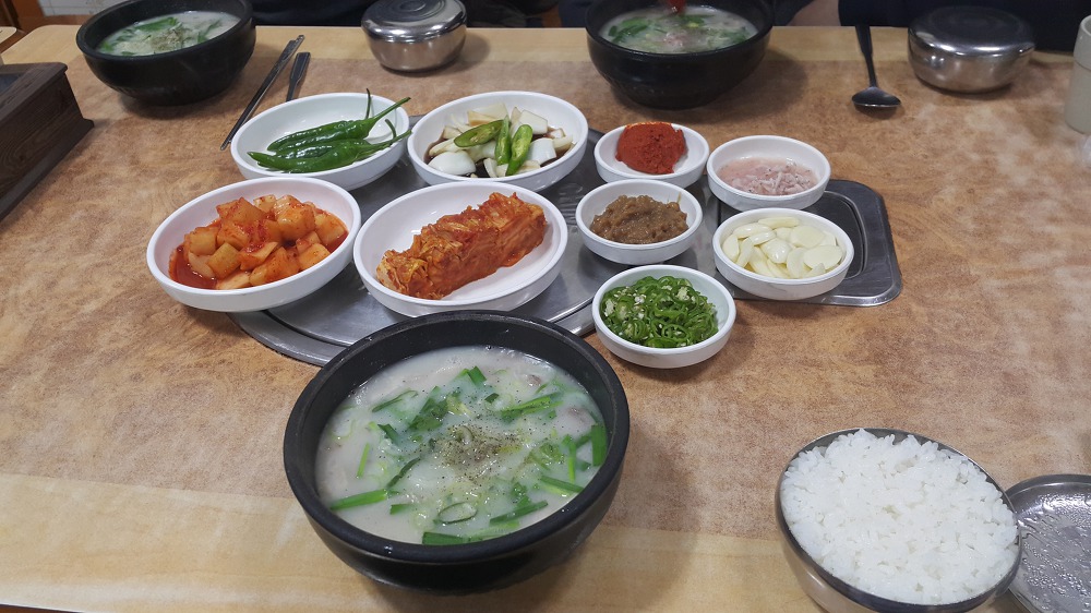<경산 와촌 \"대호돼지국밥\"> 돼지고기가 푸짐하게 들어있는 돼지국밥 맛집 작업 사진 3