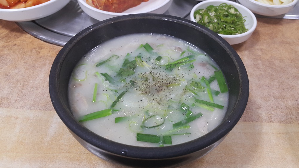 <경산 와촌 \"대호돼지국밥\"> 돼지고기가 푸짐하게 들어있는 돼지국밥 맛집 작업 사진 4