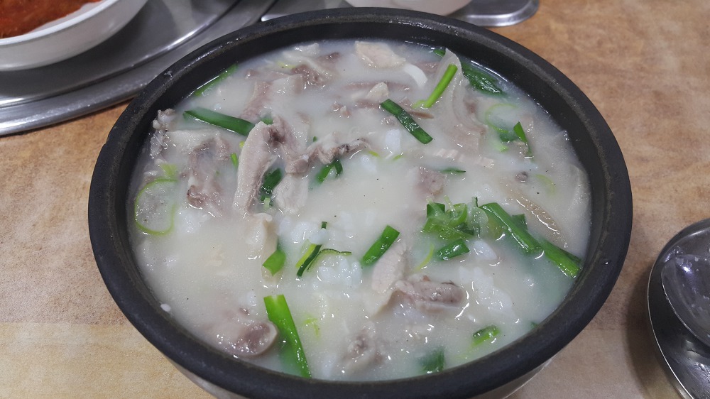 <경산 와촌 \"대호돼지국밥\"> 돼지고기가 푸짐하게 들어있는 돼지국밥 맛집 작업 사진 5