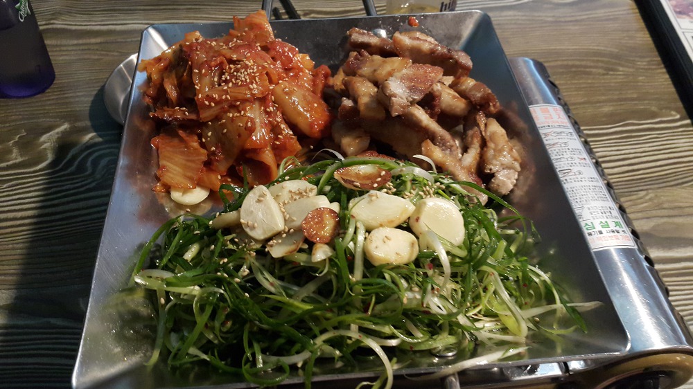 <인천 중구 인현동 \"인천야시장\"> 철판 야식주점. 아삭아삭한 신김치삼겹살 작업 사진 10