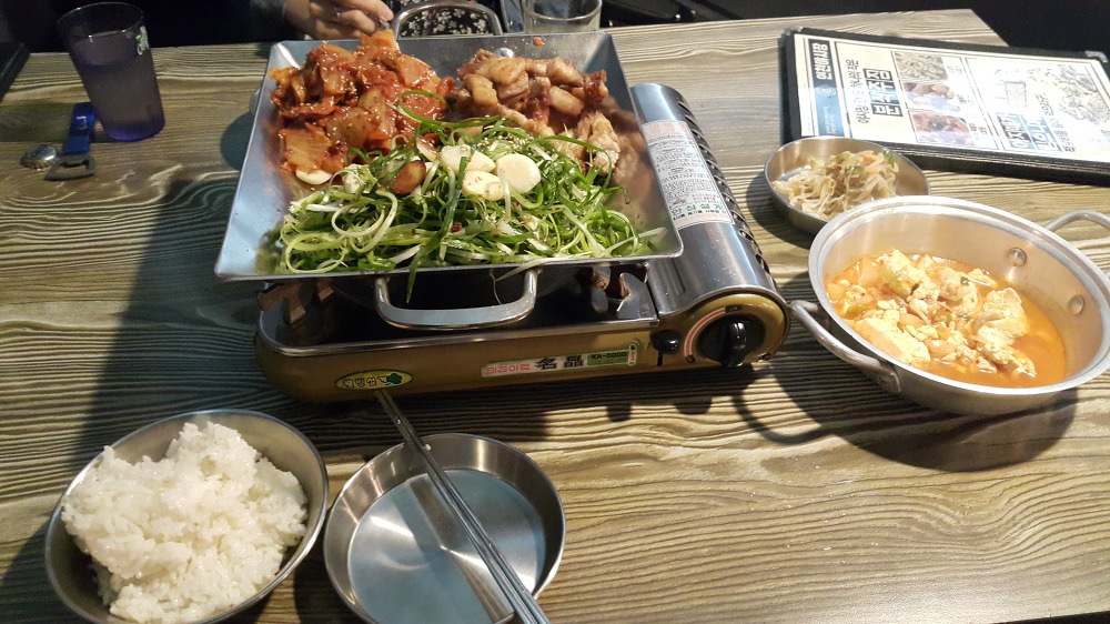<인천 중구 인현동 \"인천야시장\"> 철판 야식주점. 아삭아삭한 신김치삼겹살 작업 사진 8