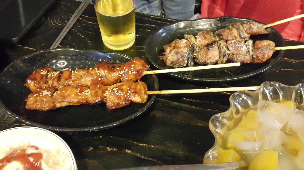 <인천 중구 동인천 \"꼬치집\"> 숙성시킨 꼬치를 숯불에 구워주는 집 작업 사진 6