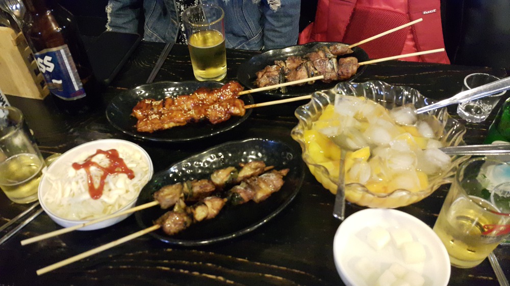 <인천 중구 동인천 \"꼬치집\"> 숙성시킨 꼬치를 숯불에 구워주는 집 작업 사진 4