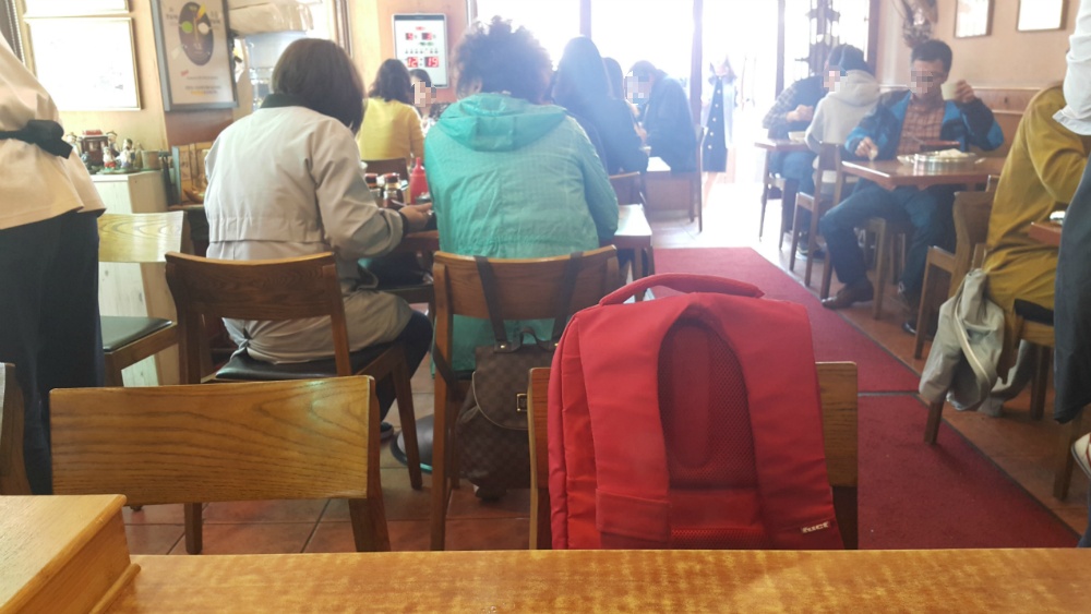 <인천 중구 신포시장 \"청실홍실\"> 매콤한 메밀비빔국수와 얇고 쫄깃쫄깃한 만두피가 일품인 통만두 작업 사진 5