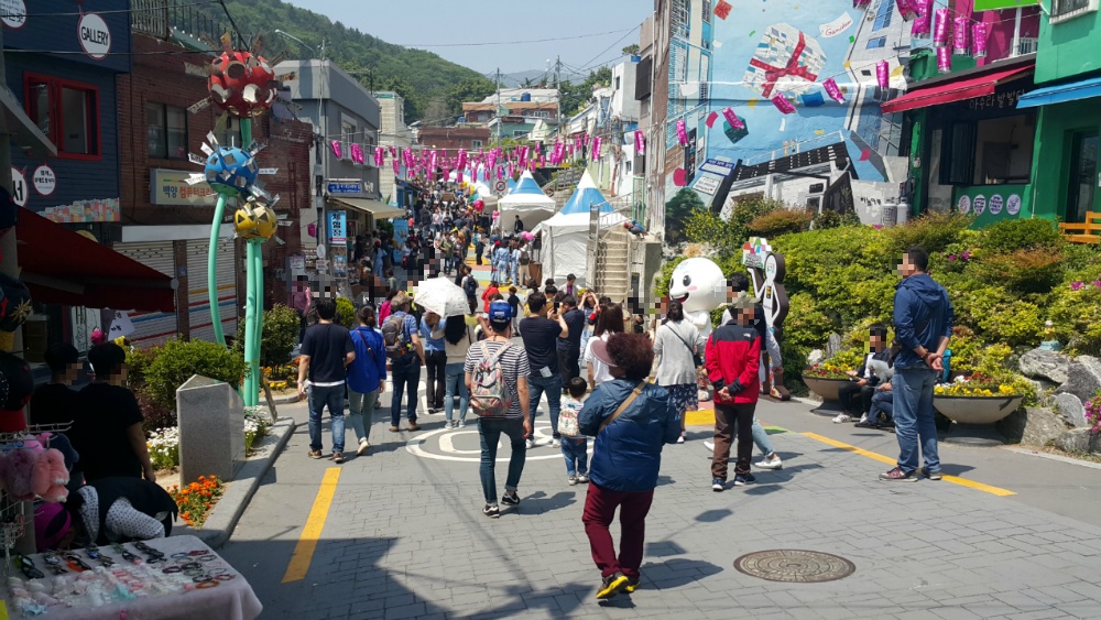 <부산의 '산토리니'라는 "감천문화마을"> 건물 구경보다는 상점 구경하는 재미가 있네요. 작업 사진 6