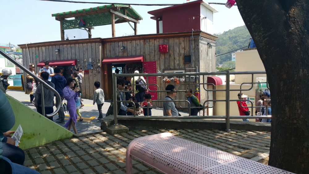 <부산의 '산토리니'라는 "감천문화마을"> 건물 구경보다는 상점 구경하는 재미가 있네요. 작업 사진 9