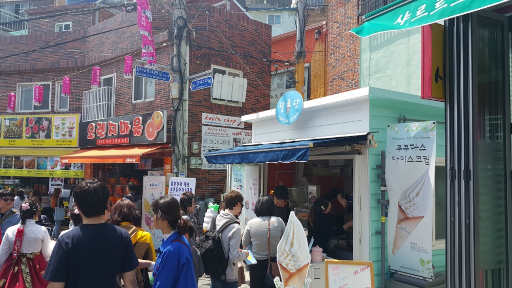 <부산의 '산토리니'라는 "감천문화마을"> 건물 구경보다는 상점 구경하는 재미가 있네요. 작업 사진 10
